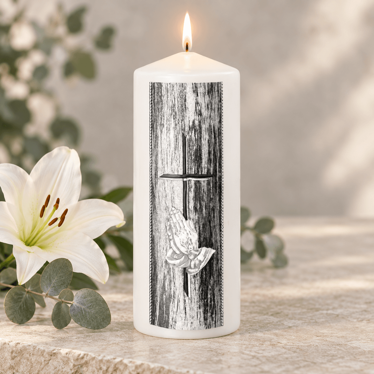 Rouwkaars met kruis en biddende handen 78x200 mm / Wit