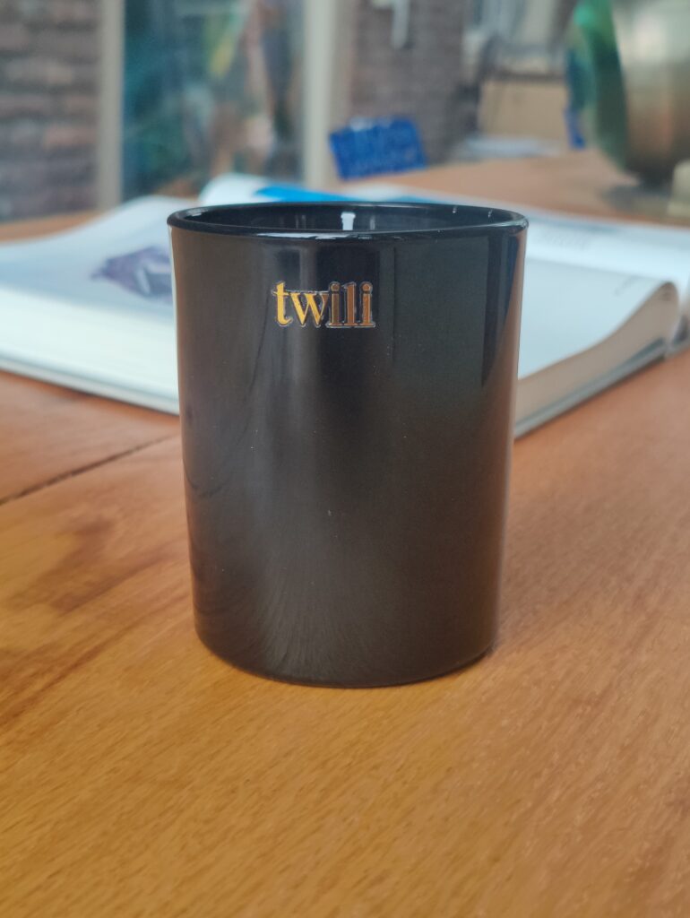 Twili geurkaars zwart met goud / Frisse boslucht